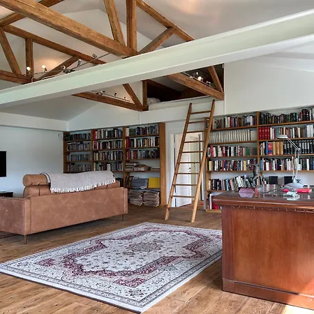 The Longhouse Βίλα